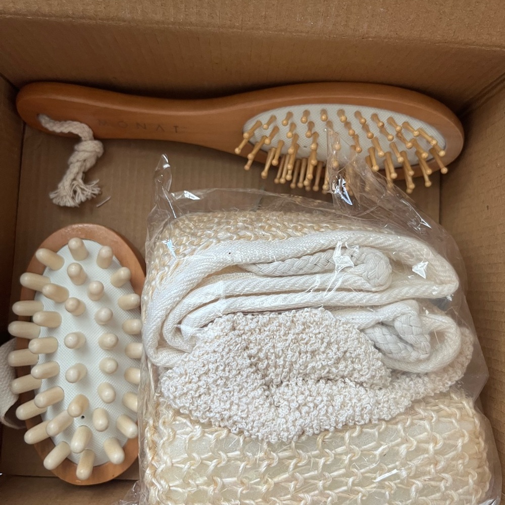 🆕Monat Hair Brush and Scalp Massager Set